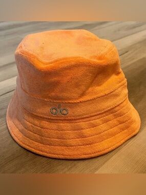 Alo Yoga Cantaloupe Terry Beachside Bucket Hat NWOT, brand new, never worn.